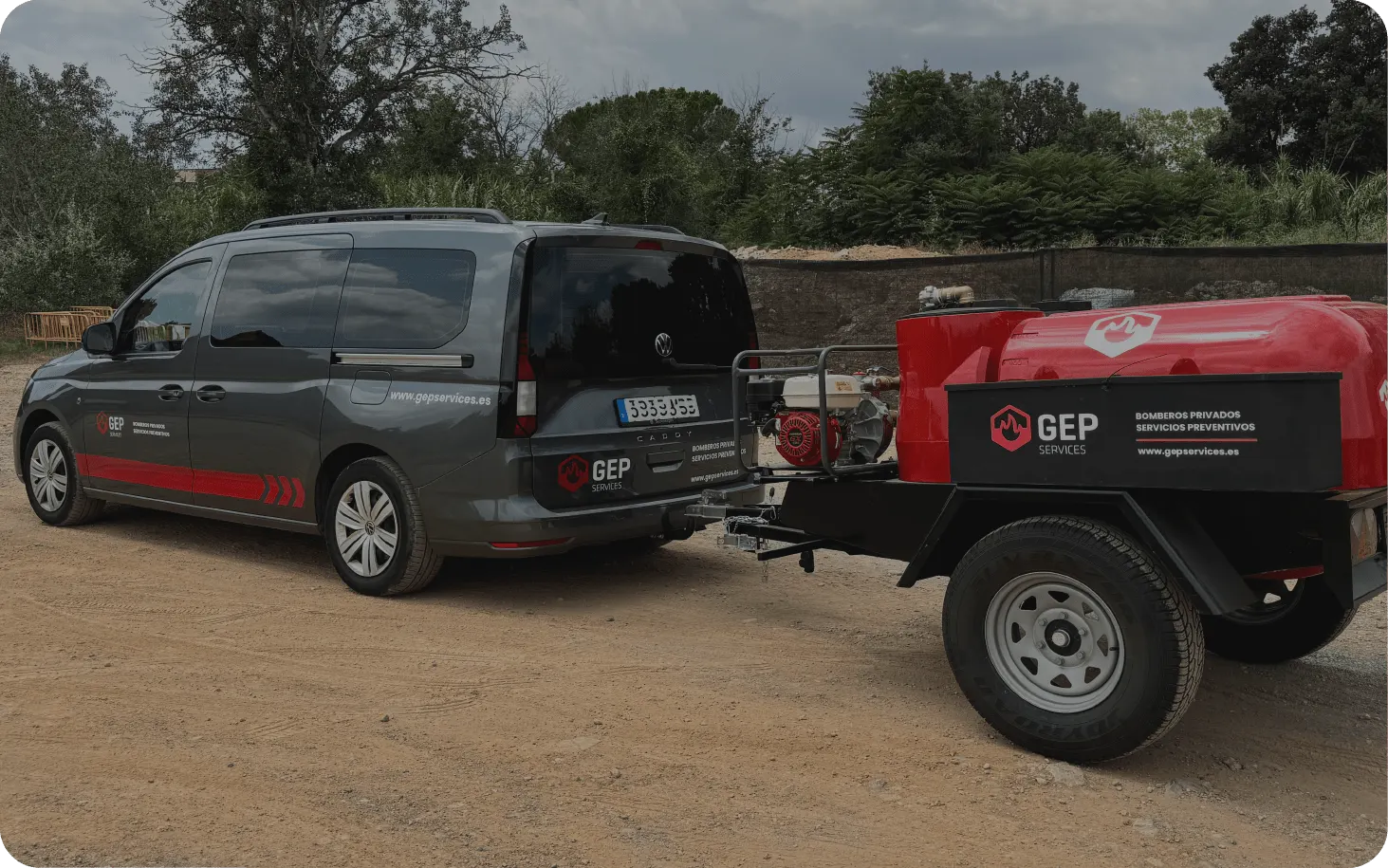 Furgoneta de apoyo de GEP Services con remolque-bomba