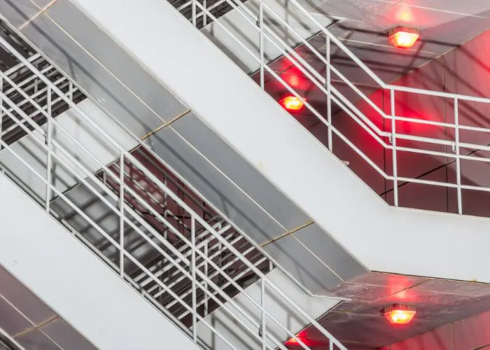 gep-services-escalera-vacia -